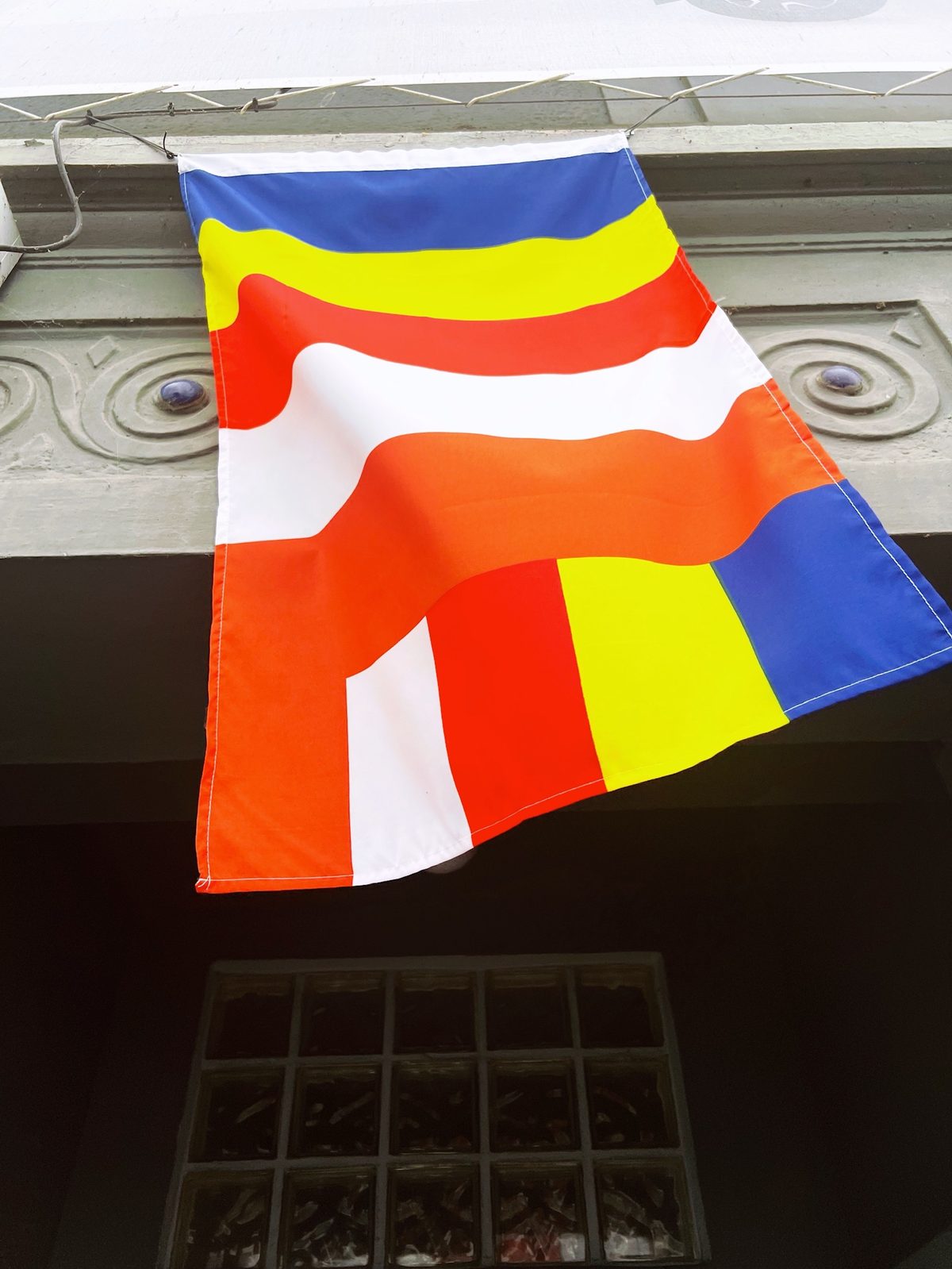 Buddhistická vlajka nad vchodem do centra